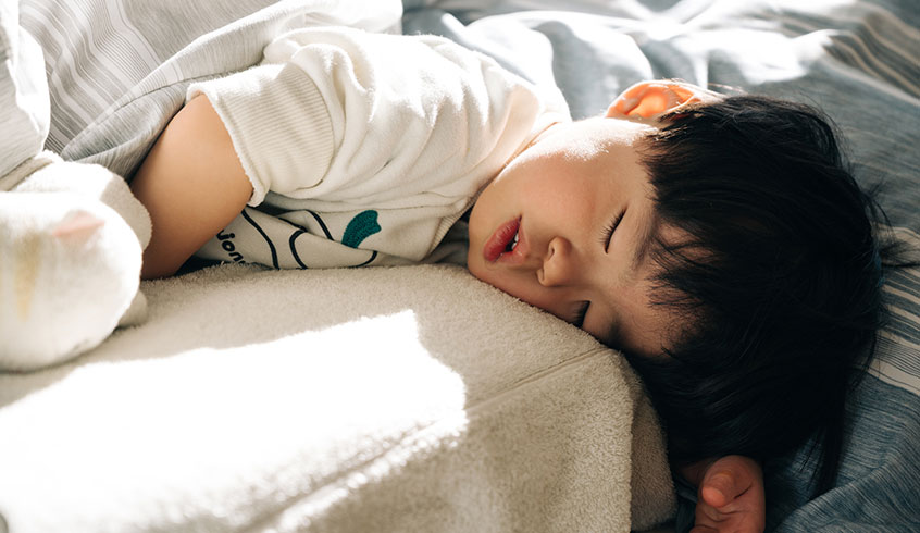 子どもの寝相が悪いのは実は良いこと？原因と「寝冷え」を防ぐ対策とは？